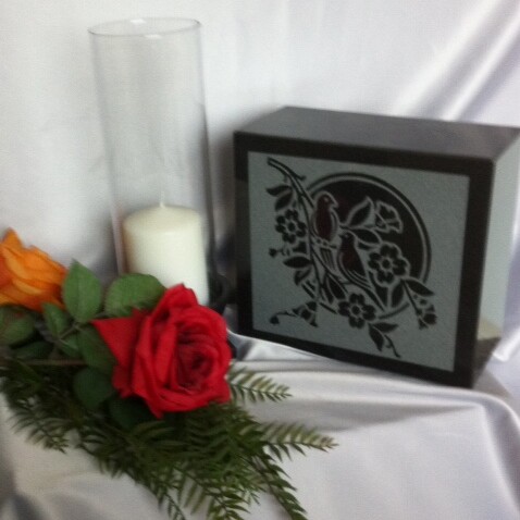 Urne noire avec oiseaux sur la grande face